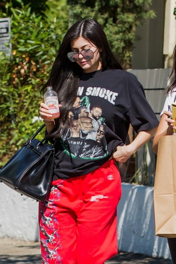 Exclusif - Kylie Jenner porte un t-shirt avec une feuille de cannabis (de la tournée Up in Smoke Tour en l'an 2000) alors qu'elle va chercher à manger au restaurant Blue Table à Los Angeles, le 4 août 2017.