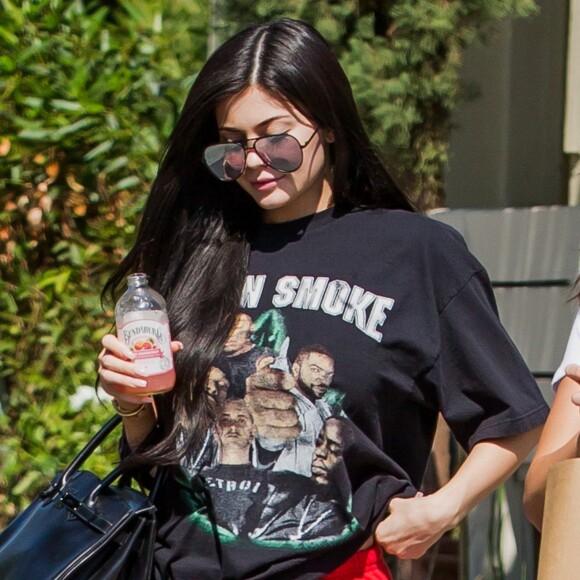 Exclusif - Kylie Jenner porte un t-shirt avec une feuille de cannabis (de la tournée Up in Smoke Tour en l'an 2000) alors qu'elle va chercher à manger au restaurant Blue Table à Los Angeles, le 4 août 2017.