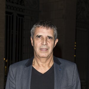 Julien Clerc - Soirée au profit de l'association "Sur les Bancs de l'Ecole" au Pavillon Vendôme à Paris le 27 novembre 2016. © Pierre Perusseau/Bestimage