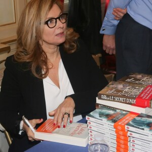 Semi-Exclusif - Valérie Trierweiler - Salon du livre 2017 du 16ème arrondissement à la mairie du 16ème arrondissement de Paris, le 2 décembre 2017.