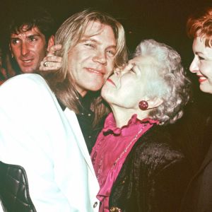 Archives - Patrick Juvet et sa mère Janine avec Fabienne Thibeault dans un restaurant parisien en avril 1994