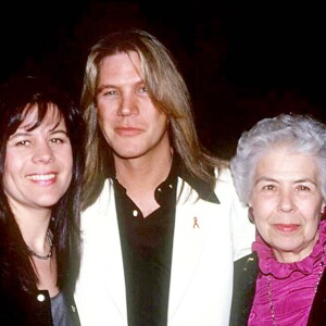 Archives - Patrick Juvet avec sa soeur et sa mère Janine dans un restaurant parisien en avril 1994