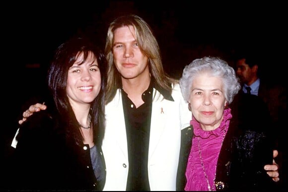 Archives - Patrick Juvet avec sa soeur et sa mère Janine dans un restaurant parisien en avril 1994