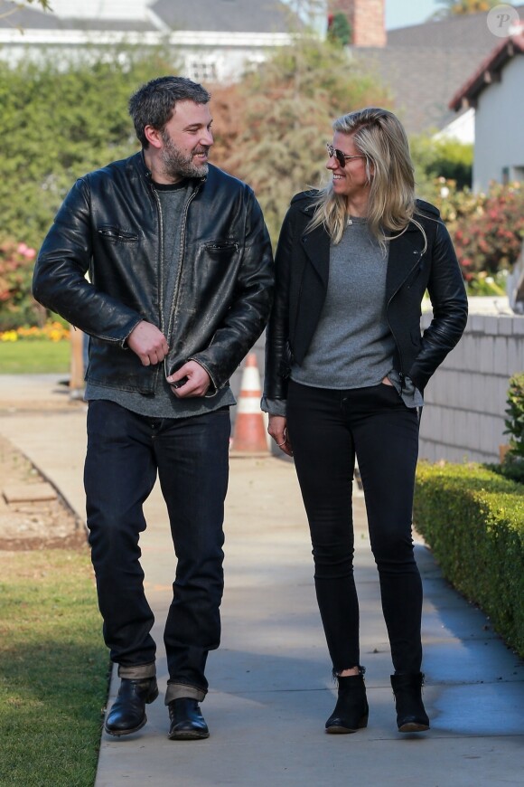 Exclusif - Ben Affleck emmène sa compagne Lindsay Shookus sur sa moto visiter une maison en construction à Brentwood le 5 janvier 2018.