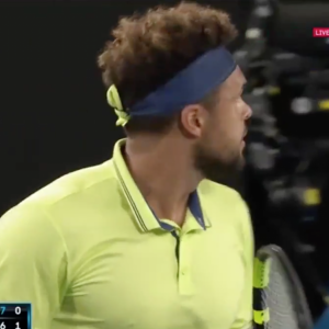 Jo-Wilfried Tsonga perd son sang froid contre un spectateur lors de son match contre Nick Kyrgios à l'Open d'Australie, le 19 janvier 2018.