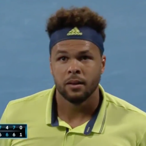 Jo-Wilfried Tsonga perd son sang froid contre un spectateur lors de son match contre Nick Kyrgios à l'Open d'Australie, le 19 janvier 2018.