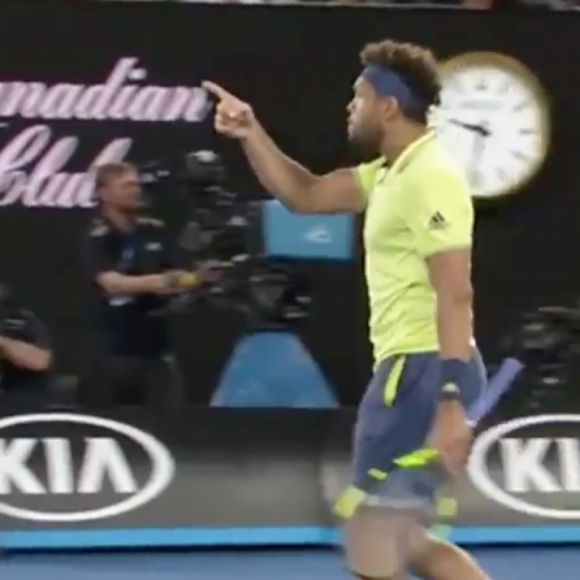 Jo-Wilfried Tsonga perd son sang froid contre un spectateur lors de son match contre Nick Kyrgios à l'Open d'Australie, le 19 janvier 2018.