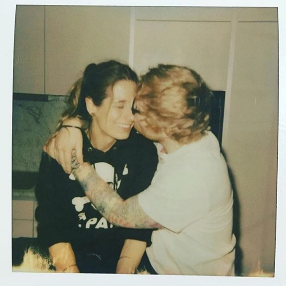Ed Sheeran a annoncé ses fiançailles avec Cherry Seaborn le 20 janvier 2018 sur Instagram