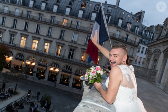 Exclusif - Jeremstar - Le blogeur Jeremstar (Jérémy Gisclon ) se marie avec lui même à la mairie du 1er arrondissement de Paris le 9 octobre 2017. La solo­ga­mie, c'est ce que prétend vivre Jerem­star, qui a décidé de s’auto-épou­ser. © Cyril Moreau/Bestimage