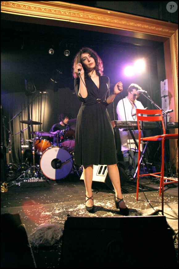 Adrienne Pauly en concert à la Flèche d'or à Paris, le 12 décembre 2006.