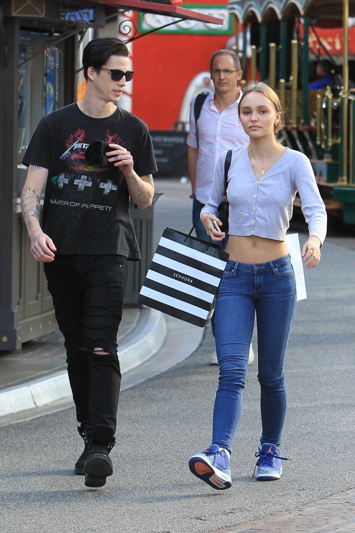 Photo Lily Rose Depp et son petit ami Ash Stymest font du shopping à