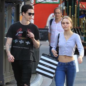 Lily Rose Depp et son petit ami Ash Stymest font du shopping à West Hollywood le 3 novembre 2017.