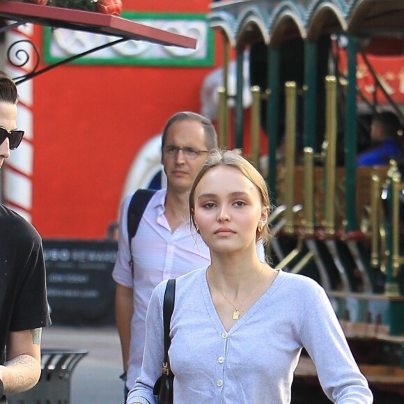 Lily Rose Depp et son petit ami Ash Stymest font du shopping à West Hollywood le 3 novembre 2017.