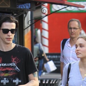 Lily Rose Depp et son petit ami Ash Stymest font du shopping à West Hollywood le 3 novembre 2017.