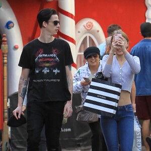 Lily Rose Depp et son petit ami Ash Stymest font du shopping à West Hollywood le 3 novembre 2017.