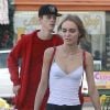Exclusif - Lily-Rose Depp et son petit ami Ash Stymest font du shopping sur Melrose Avenue à Hollywood le 7 octobre 2016.