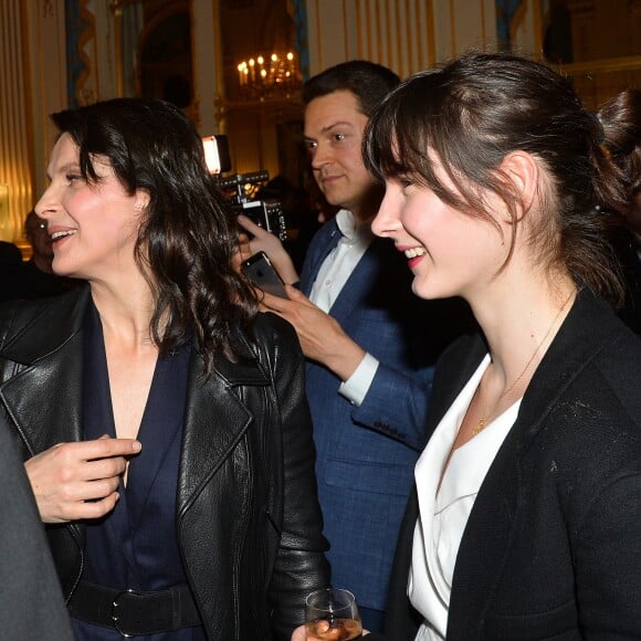 Exclusif - Juliette Binoche et sa fille Hannah Magimel - L'actrice reçoit le "French Cinema Award Unifrance" au ministère de la Culture à Paris, le 19 janvier 2018. © Veeren/Bestimage