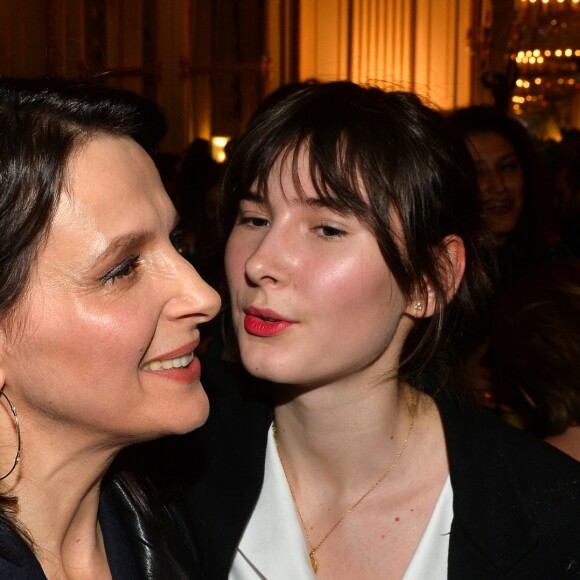 Exclusif - Juliette Binoche et sa fille Hannah Magimel - L'actrice reçoit le "French Cinema Award Unifrance" au ministère de la Culture à Paris, le 19 janvier 2018. © Veeren/Bestimage