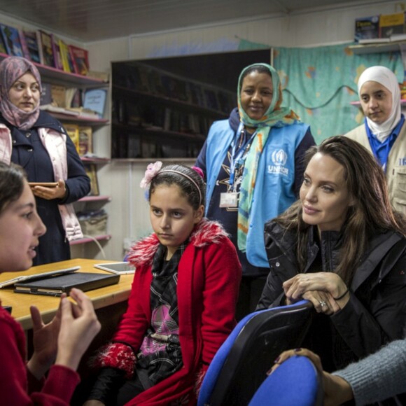 L'ambassadrice de bonne volonté du Haut commissariat de l'ONU pour les réfugiés (HCR) Angelina Jolie visite le camp de réfugiés syriens de Zaatari en Jordanie le 28 janvier 2018. Angelina était accompagnée de ses filles Shiloh et Zahara.