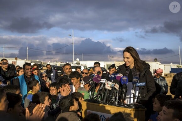 L'ambassadrice de bonne volonté du Haut commissariat de l'ONU pour les réfugiés (HCR) Angelina Jolie visite le camp de réfugiés syriens de Zaatari en Jordanie le 28 janvier 2018. Angelina était accompagnée de ses filles Shiloh et Zahara. U