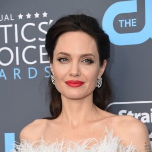 Angelina Jolie lors des "23ème Critics Choice Awards" au Barker Hangar à Los Angeles, le 11 janvier 2018. © Chris Delmas/Bestimage