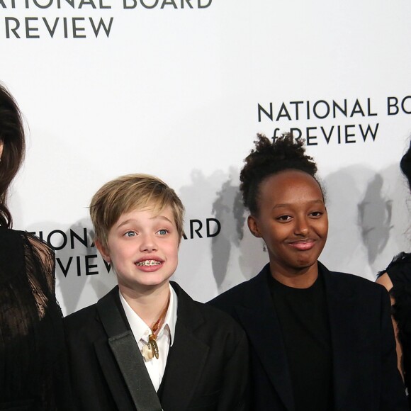 Angelina Jolie,sa fille Shiloh Jolie-Pitt (le bras en écharpe), sa fille Zahara Jolie-Pitt, et Loung Ung - Célébrités à la soirée de gala des National Board of Review Annual Awards à New York City, New York, Etats-Unis, le 9 janvier 2018. © Sonia Moskowitz/Globe Photos/Zuma Press/Bestimage