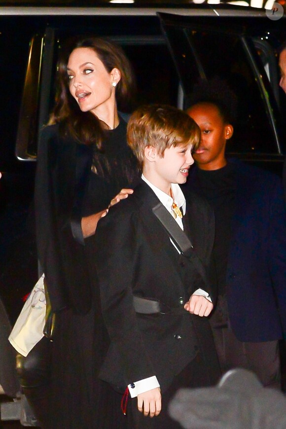 Angelina Jolie avec sa fille Shiloh (le bras en écharpe) et sa fille Zahara arrivent à la soirée de gala des National Board of Review Annual Awards à New York City, New York, Etats-Unis, le 9 janvier 2018.