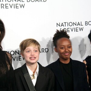 Angelina Jolie, sa fille Shiloh Jolie-Pitt (le bras en écharpe), sa fille Zahara Jolie-Pitt, et Loung Ung - Célébrités à la soirée de gala des National Board of Review Annual Awards à New York City, New York, Etats-Unis, le 9 janvier 2018. © Sonia Moskowitz/Globe Photos/Zuma Press/Bestimage