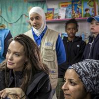 Angelina Jolie "bouleversée" face aux réfugiés avec Shiloh et Zahara