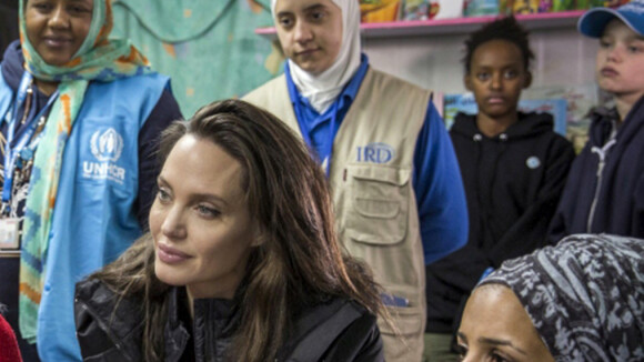 Angelina Jolie "bouleversée" face aux réfugiés avec Shiloh et Zahara