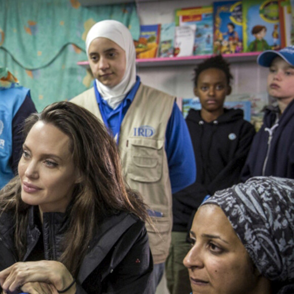 L'ambassadrice de bonne volonté du Haut commissariat de l'ONU pour les réfugiés (HCR) Angelina Jolie visite le camp de réfugiés syriens de Zaatari en Jordanie le 28 janvier 2018. Angelina était accompagnée de ses filles Shiloh et Zahara. UNHCR