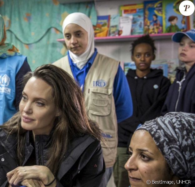 L'ambassadrice de bonne volonté du Haut commissariat de l'ONU pour les réfugiés (HCR) Angelina Jolie visite le camp de réfugiés syriens de Zaatari en Jordanie le 28 janvier 2018. Angelina était accompagnée de ses filles Shiloh et Zahara. UNHCR
