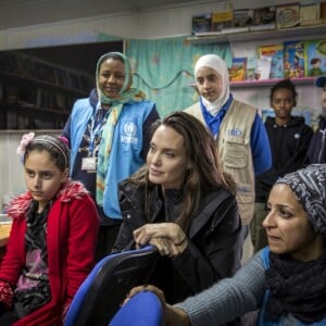 L'ambassadrice de bonne volonté du Haut commissariat de l'ONU pour les réfugiés (HCR) Angelina Jolie visite le camp de réfugiés syriens de Zaatari en Jordanie le 28 janvier 2018. Angelina était accompagnée de ses filles Shiloh et Zahara.  UNHCR Special Envoy Angelina Jolie talks to Syrian children at Za'atari camp in Jordan, on January 28, 2018.. during her visit Angelina Jolie urges international community to find "principled end to this senseless war."28/01/2018 - Zaatari