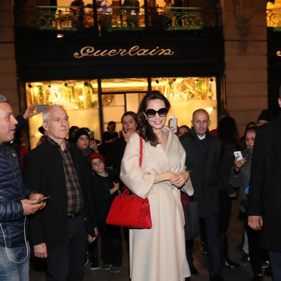 Angelina Jolie est attendue par de nombreux fans à la sortie de la boutique Guerlain des Champs-Elysées à Paris après avoir tourné une publicité dans le magasin, à Paris le 29 janvier 2018.