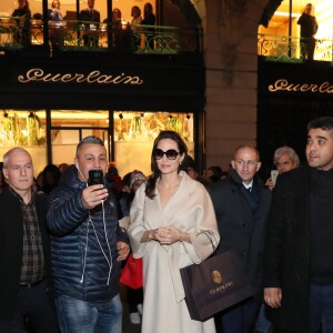 Angelina Jolie est attendue par de nombreux fans à la sortie de la boutique Guerlain des Champs-Elysées à Paris après avoir tourné une publicité dans le magasin, à Paris le 29 janvier 2018.