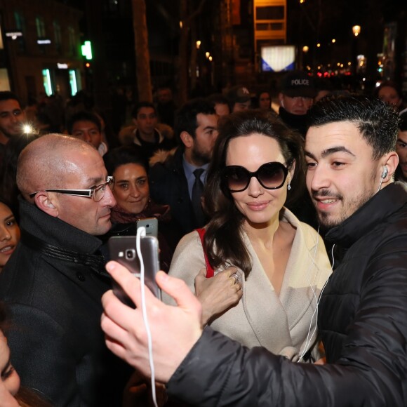 Angelina Jolie est attendue par de nombreux fans à la sortie de la boutique Guerlain des Champs-Elysées à Paris après avoir tourné une publicité dans le magasin, à Paris le 29 janvier 2018.