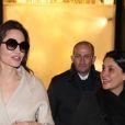 Angelina Jolie est attendue par de nombreux fans à la sortie de la boutique Guerlain des Champs-Elysées à Paris après avoir tourné une publicité dans le magasin, à Paris le 29 janvier 2018.