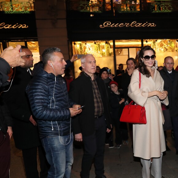 Angelina Jolie est attendue par de nombreux fans à la sortie de la boutique Guerlain des Champs-Elysées à Paris après avoir tourné une publicité dans le magasin, à Paris le 29 janvier 2018.