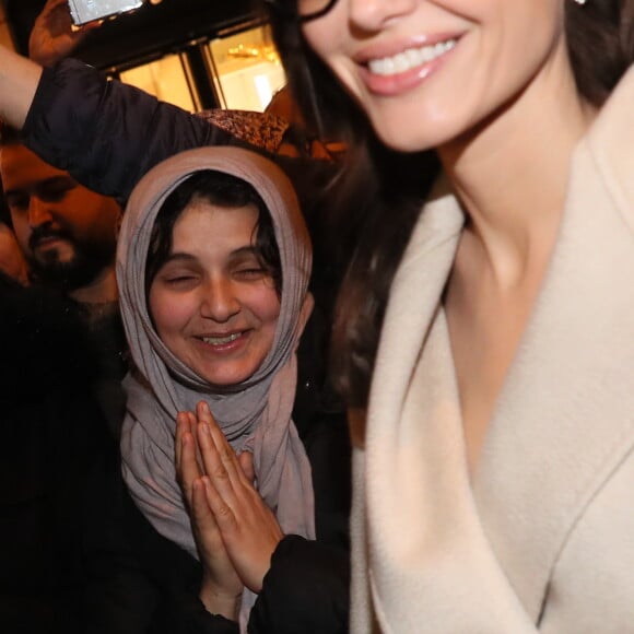 Angelina Jolie est attendue par de nombreux fans à la sortie de la boutique Guerlain des Champs-Elysées à Paris après avoir tourné une publicité dans le magasin, à Paris le 29 janvier 2018.