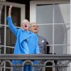 La reine Margrethe II de Danemark et le prince Henrik au balcon du palais Amalienborg le 16 avril 2016 pour le 76e anniversaire de la monarque.