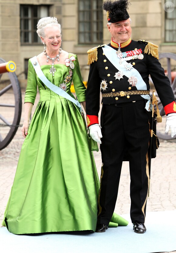 La reine Margrethe II et le prince Henrik de Danemark au mariage de la princesse Victoria de Suède le 19 juin 2010 à Stockholm.