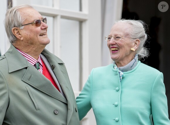 Le prince Henrik et la reine Margrethe II de Danemark le 16 avril 2017 à Amalienborg lors du 77e anniversaire de la monarque.
