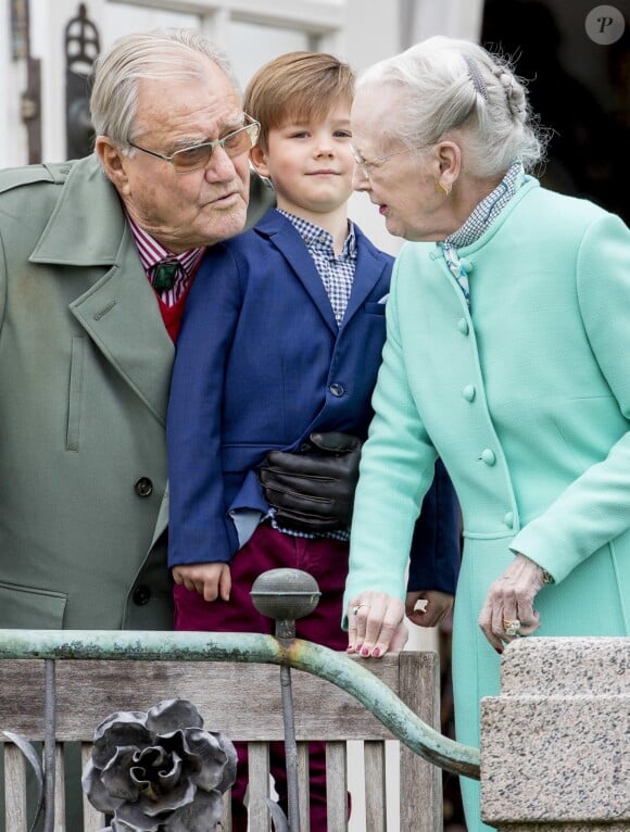 Le prince Henrik et la reine Margrethe II de Danemark avec leur petit-fils le prince Vincent le 16 avril 2017 à Amalienborg lors du 77e anniversaire de la monarque.