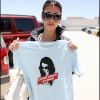 Exclusif - Kim Kardashian brandissant un T-shirt "Leave Lindsay A-LOHAN", jeu de mots signifiant "Laissez Lindsay tranquille", en juillet 2007 dans les rues de Los Angeles