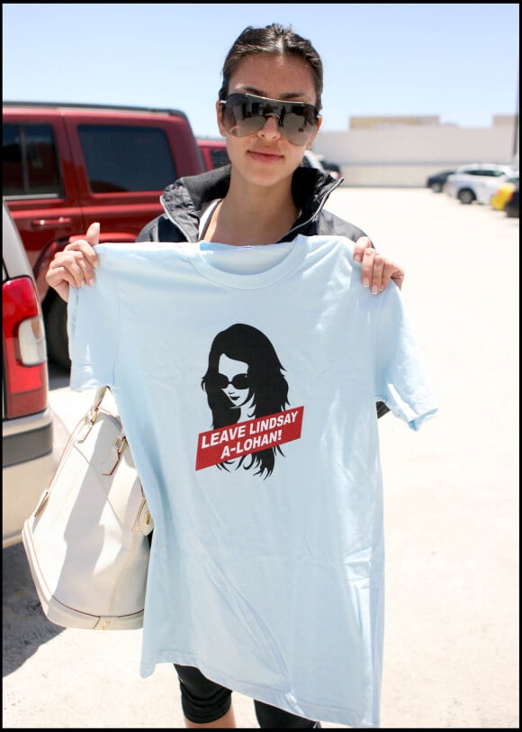 Exclusif - Kim Kardashian brandissant un T-shirt "Leave Lindsay A-LOHAN", jeu de mots signifiant "Laissez Lindsay tranquille", en juillet 2007 dans les rues de Los Angeles