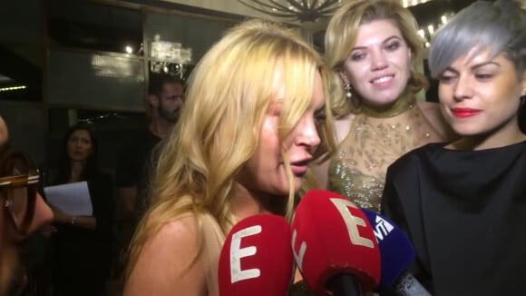 Lindsay Lohan parle avec un drôle d'accent à l'ouverture de sa boîte de nuit à Athènes en octobre 2016