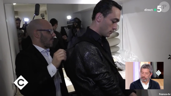 Jean-Baptiste Guégan, sosie vocal de Johnny Hallyday sur le plateau de C à vous, le 30 janvier 2018.