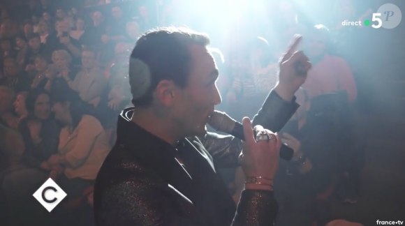 Jean-Baptiste Guégan, sosie vocal de Johnny Hallyday sur le plateau de C à vous, le 30 janvier 2018.