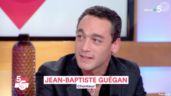 Jean-Baptiste Guégan, sosie vocal de Johnny Hallyday sur le plateau de C à vous, le 30 janvier 2018.