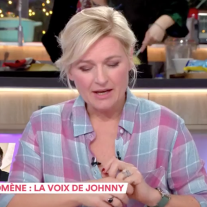 Jean-Baptiste Guégan, sosie vocal de Johnny Hallyday sur le plateau de C à vous, présenté par Anne-Elisabeth Lemoine, le 30 janvier 2018.